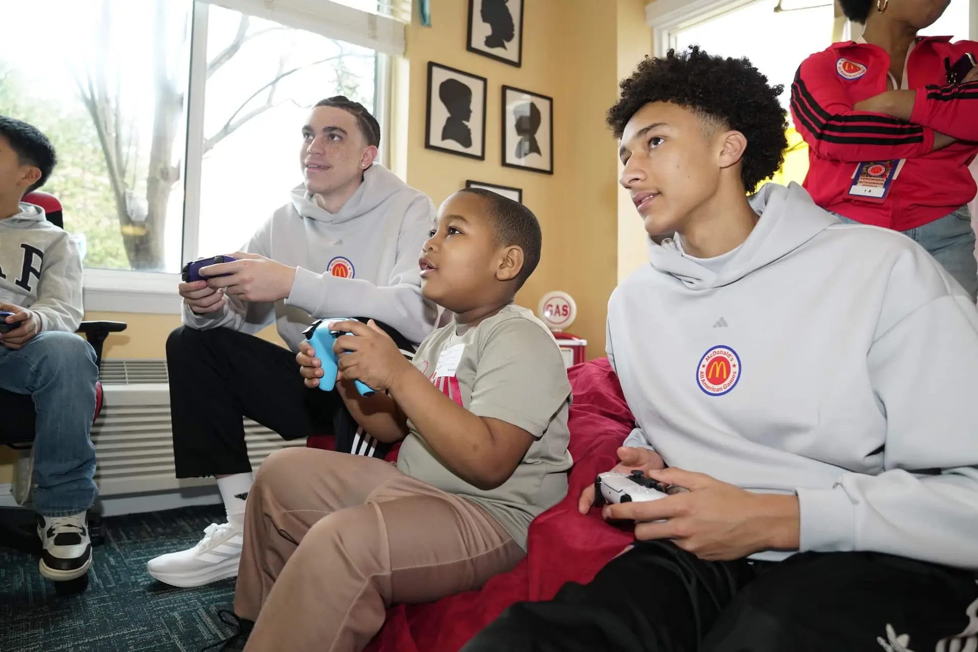 Mcdonald'S All American Basketball Team Makes Epic Entrance At Ronald Mcdonald House 3 mcdonald's all american games
