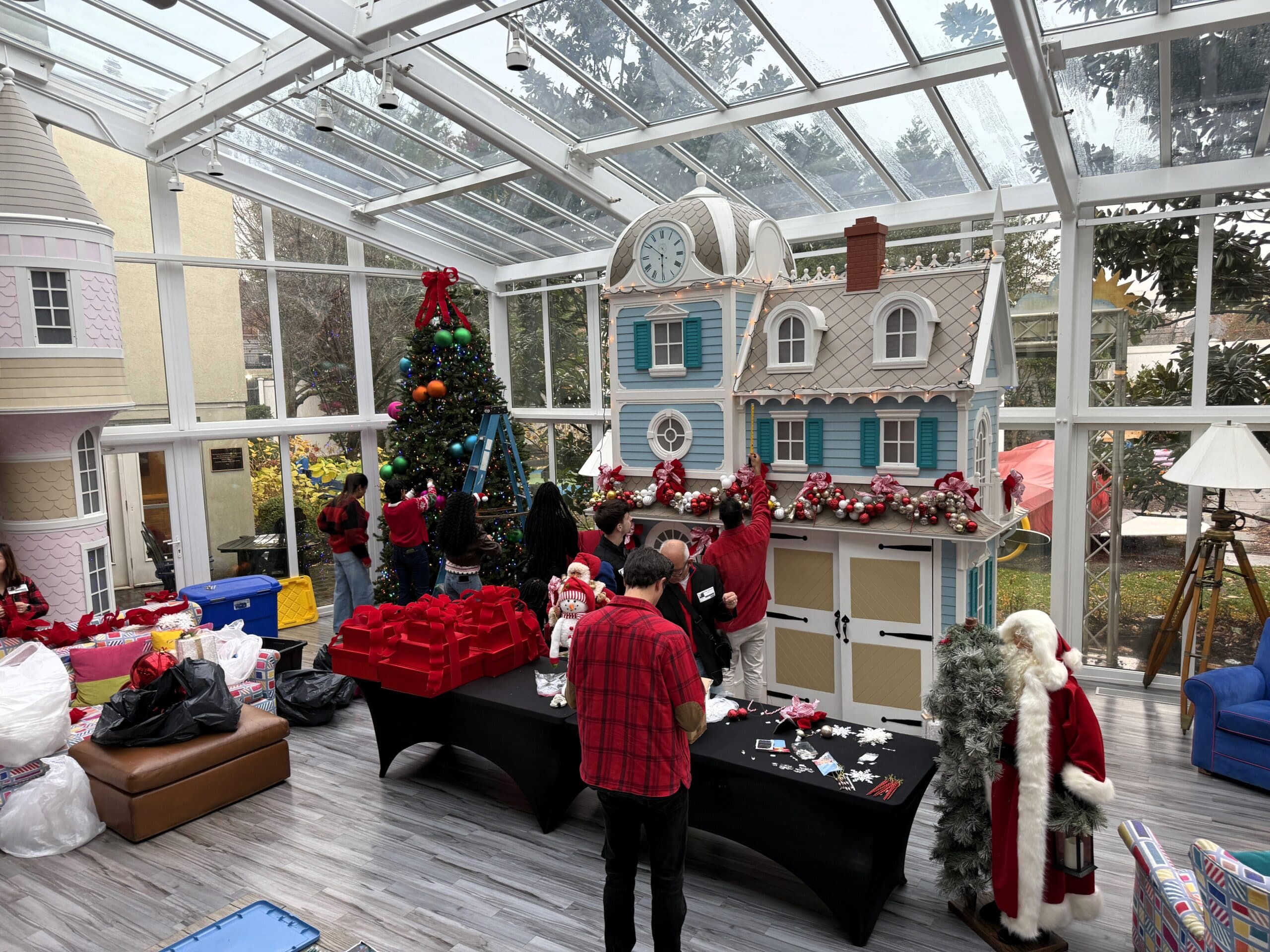 Macy'S Brings Holiday Cheer To Hospitalized Families 1 macys2 scaled 1